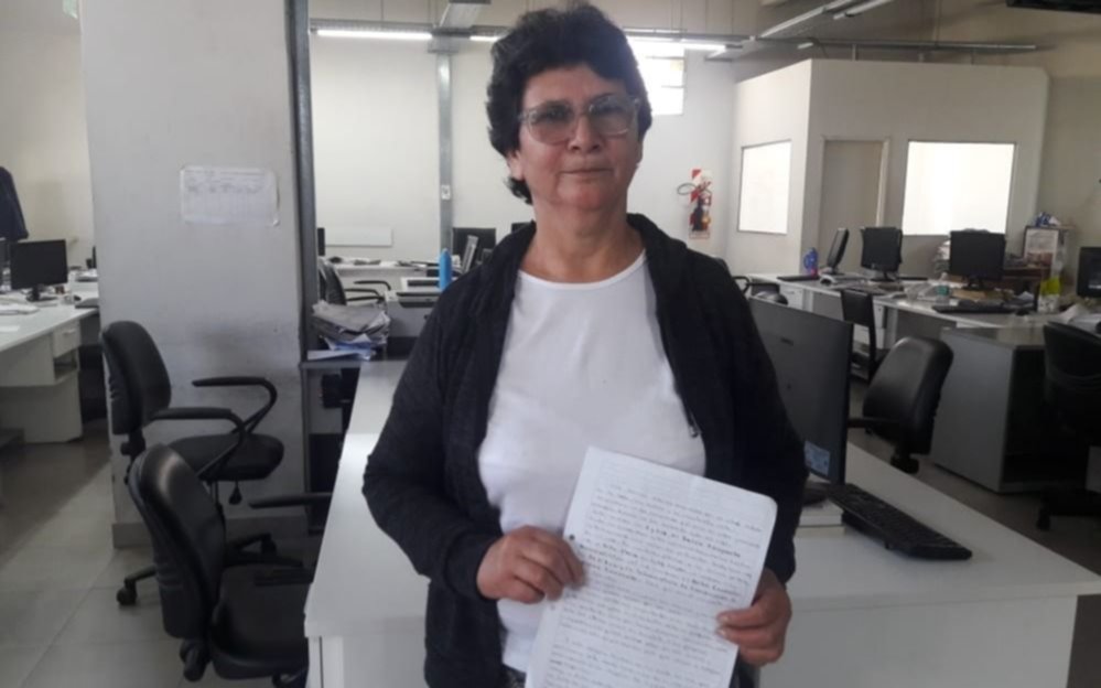 Advierten por un poste a punto de caer en 6 y 618