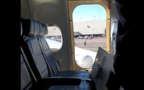 VIDEO: Creyó que había fuego en una turbina, abrió una puerta y desató un caos en un avión