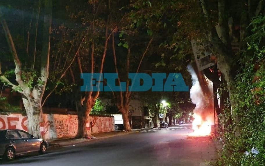 Revuelo en 2 y 58 por un auto incendiado de madrugada: ¿fueron los quemacoches?