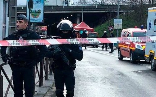 Un hombre mató a cuchilladas a una persona e hirió a otras dos antes de ser abatido en Francia