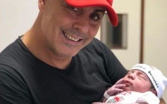 Lunati presentó a su hijo "Santiago Bernabéu" que nació el "3-1" a las "9:12"