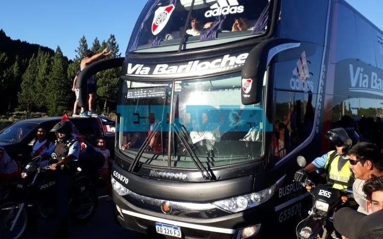 VIDEO: River llegó a San Martín con un tremendo recibimiento