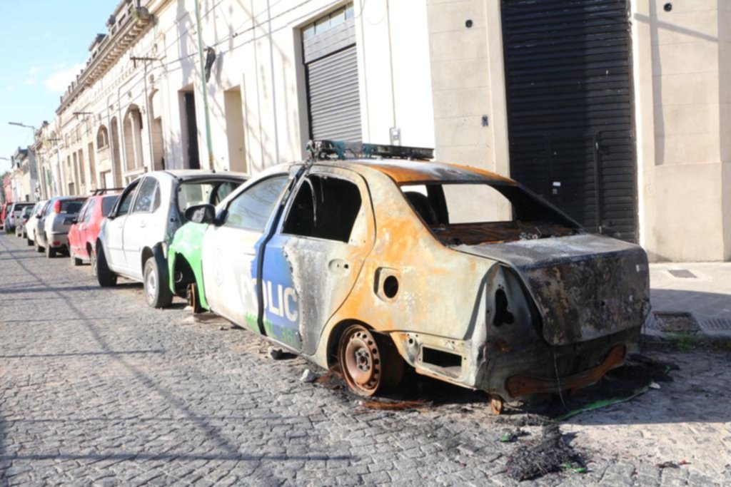 Vecinos de la comisaría sexta dicen que el barrio ya es una muestra de autos arrumbados