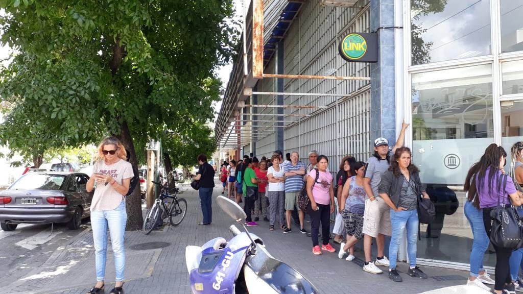 Viernes para el olvido en los cajeros, tras una semana atípica por asuetos y feriados