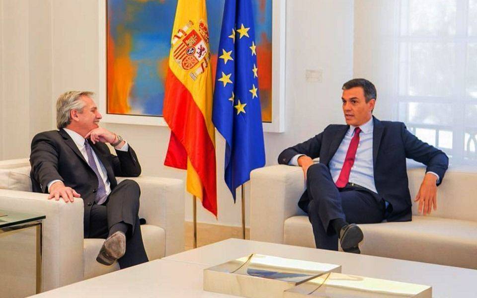 Fernández dijo tener "visiones similares" con el socialista español Pedro Sánchez