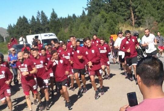 Furor en San Martín de Los Andes: hinchas de River corrieron a la par de los jugadores
