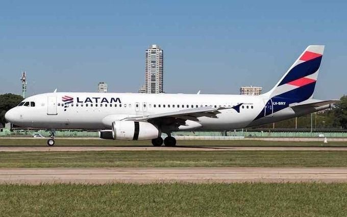 Pánico para más de 200 argentinos al incendiarse turbina del avión a punto de despegar
