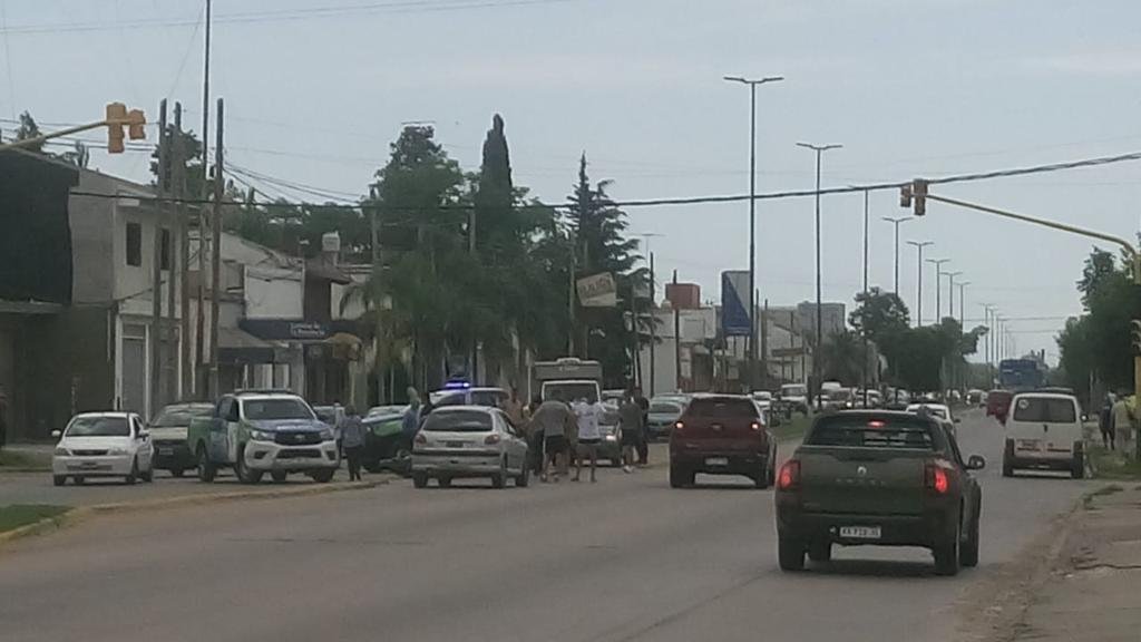 Susto por un choque entre un auto y una moto en 44 y 200