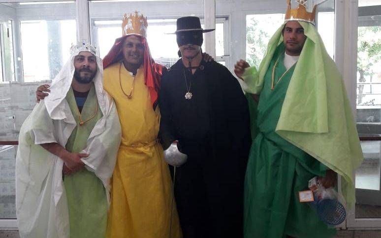 Los Reyes Magos visitaron el Hospital de Niños con  ayuda de El Zorro y el Sargento García