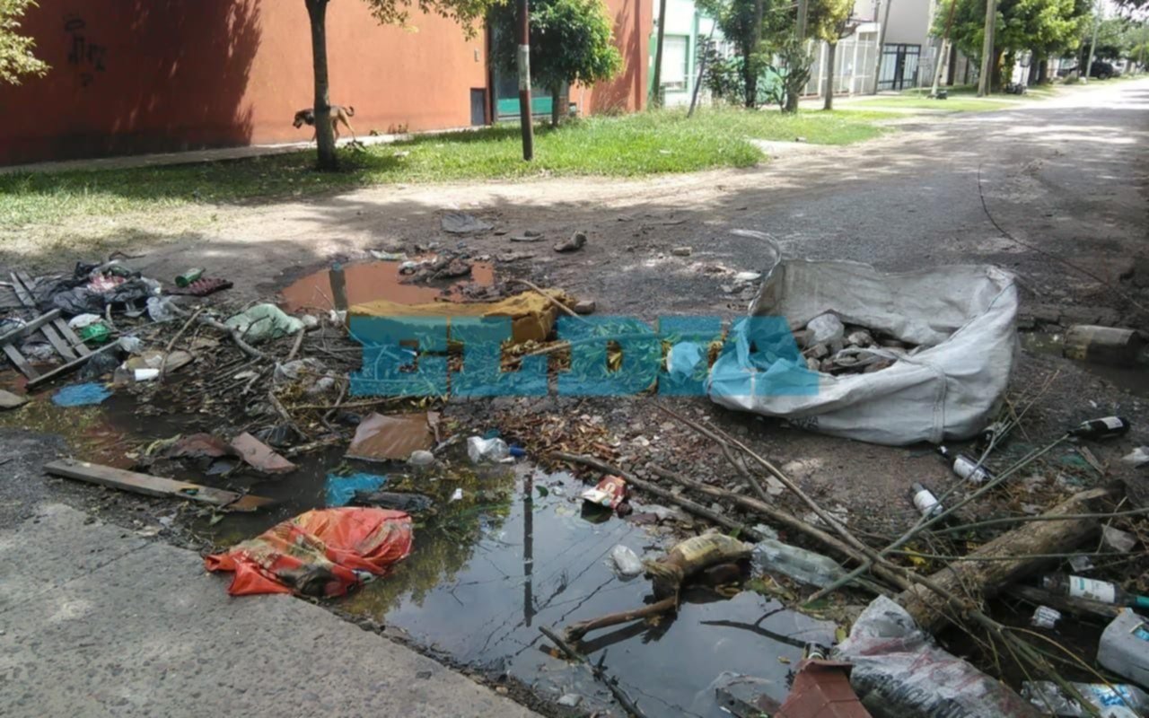 Una esquina imposible de transitar en Los Hornos