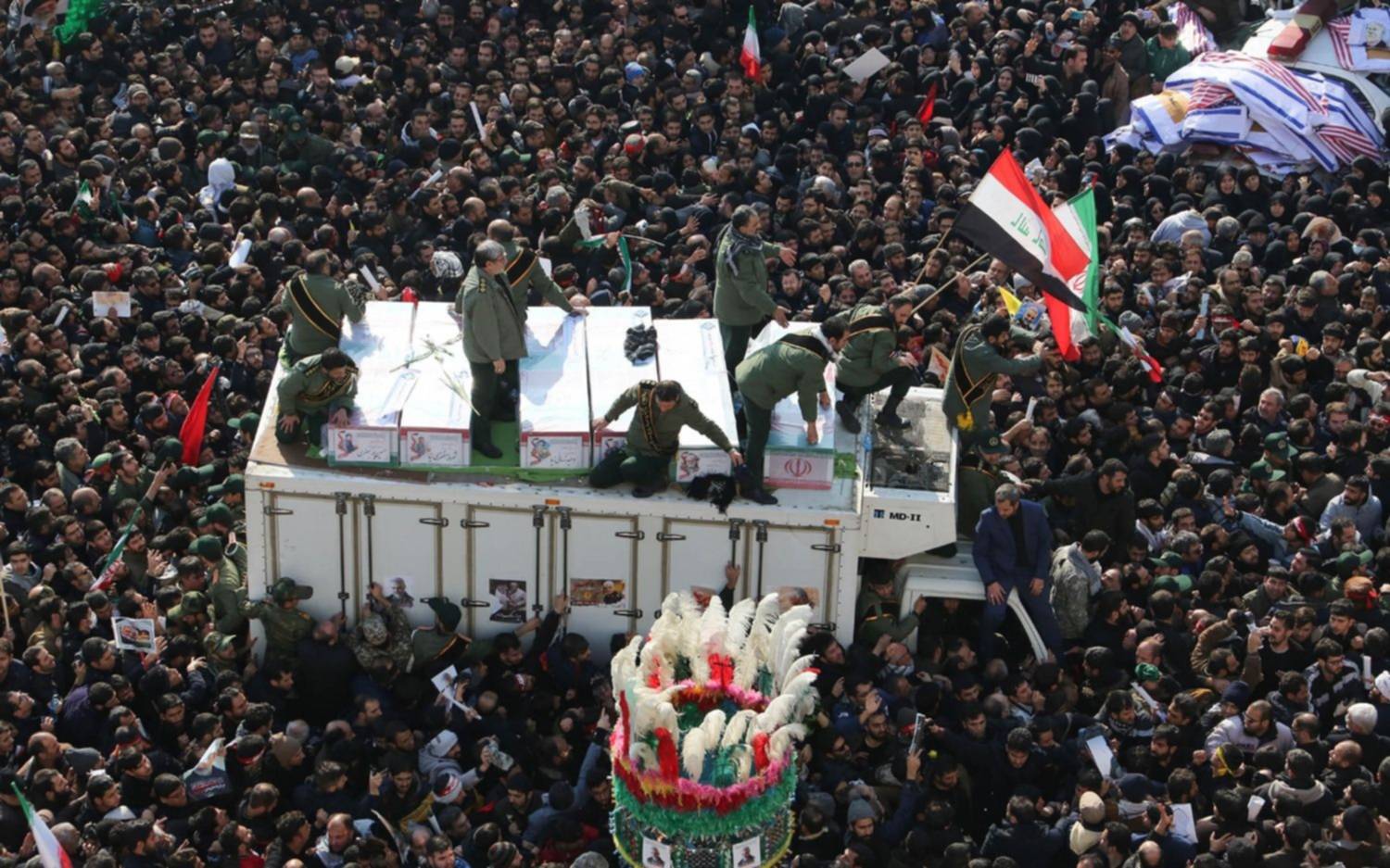 En medio de la tensión con EE UU, una multitud de iraníes despide a Soleimani en Teherán