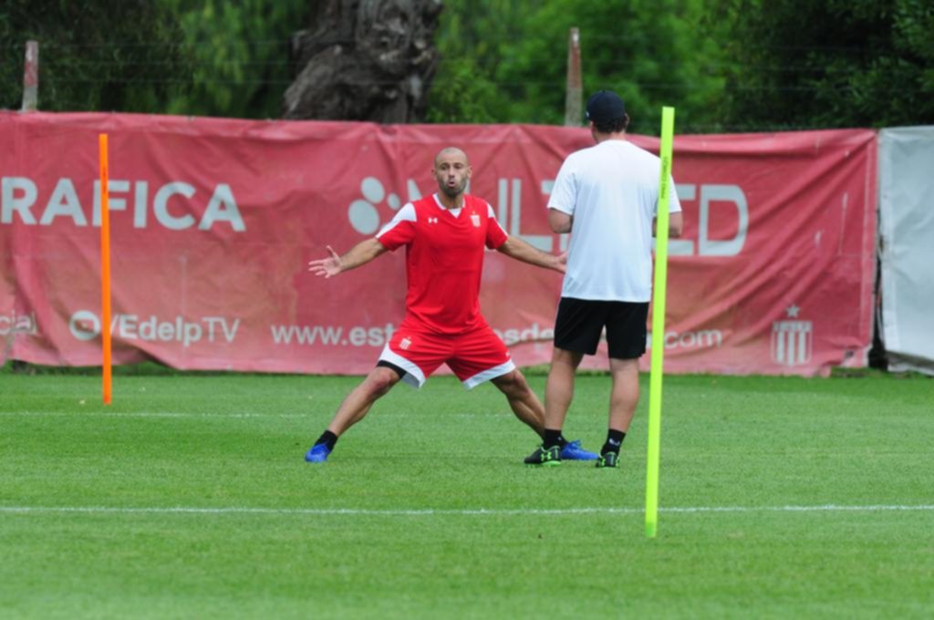 Milito volvió a probar con Javier Mascherano en la mitad de campo