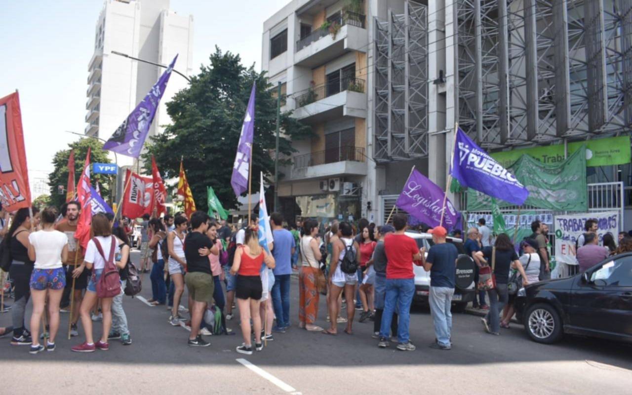 Marcha y corte frente al Ministerio de Trabajo  por el conflicto de los cesanteos en la Municipalidad