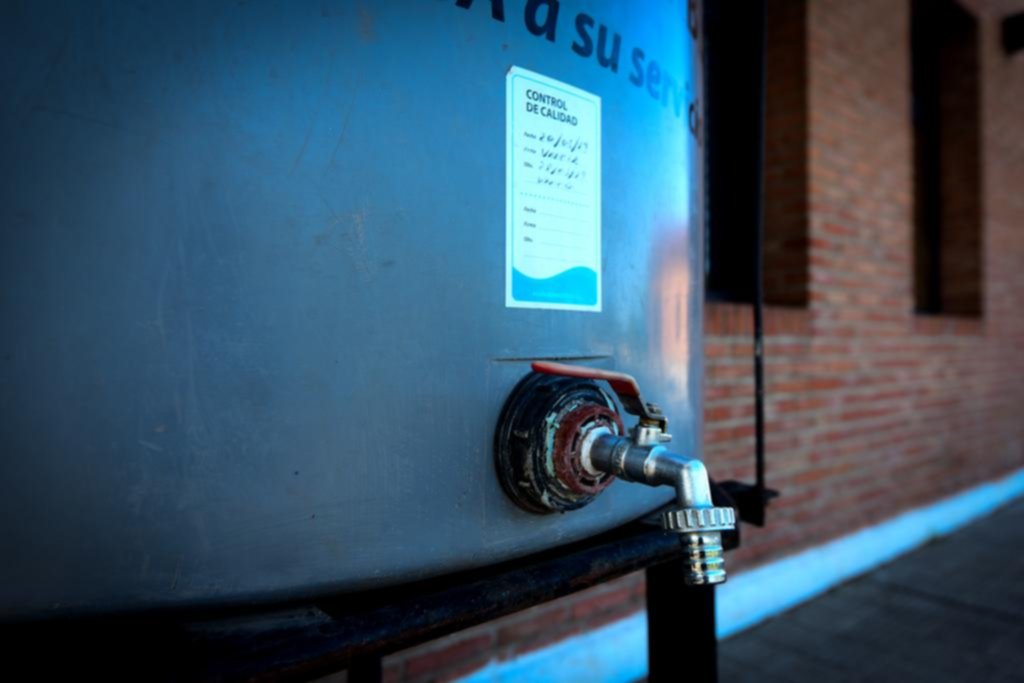 El agua sale a cuentagotas en diferentes barrios y las quejas brotan por doquier