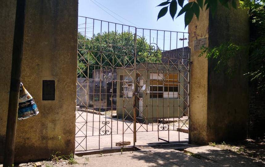 Quejas porque cerraron dos accesos al Cementerio