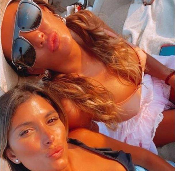 Jelinek y la amiga, ¿piñas y una agarrada de pelos en público?