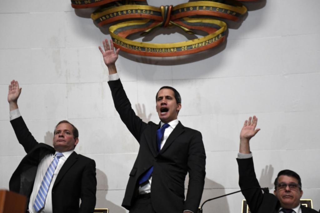 Guaidó entró al Parlamento y volvió a jurar como presidente interino, casi en penumbras