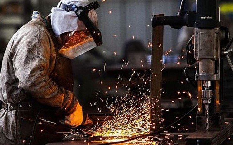La actividad industrial bajó 4,5% en noviembre y acumuló la décimo novena baja consecutiva
