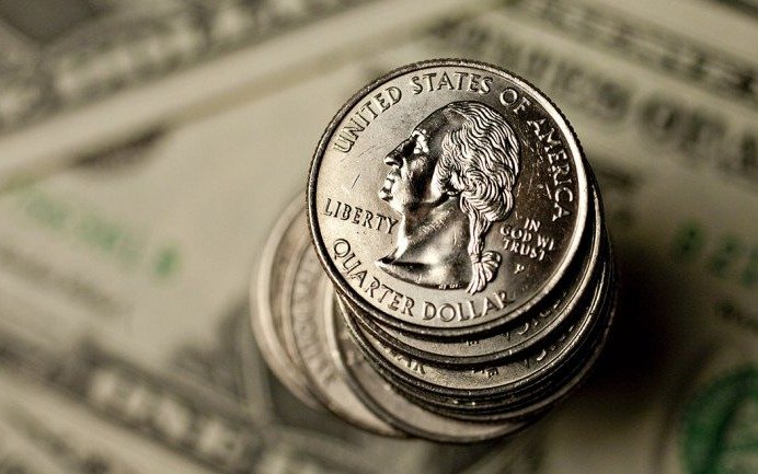 El dólar cerró a $62,98, la bolsa bajó y el riesgo país cedió 0,80%