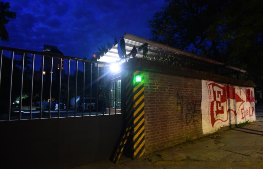 Las pintadas futboleras crecen a diario y los vecinos ya hablan de una “ciudad con dueños”