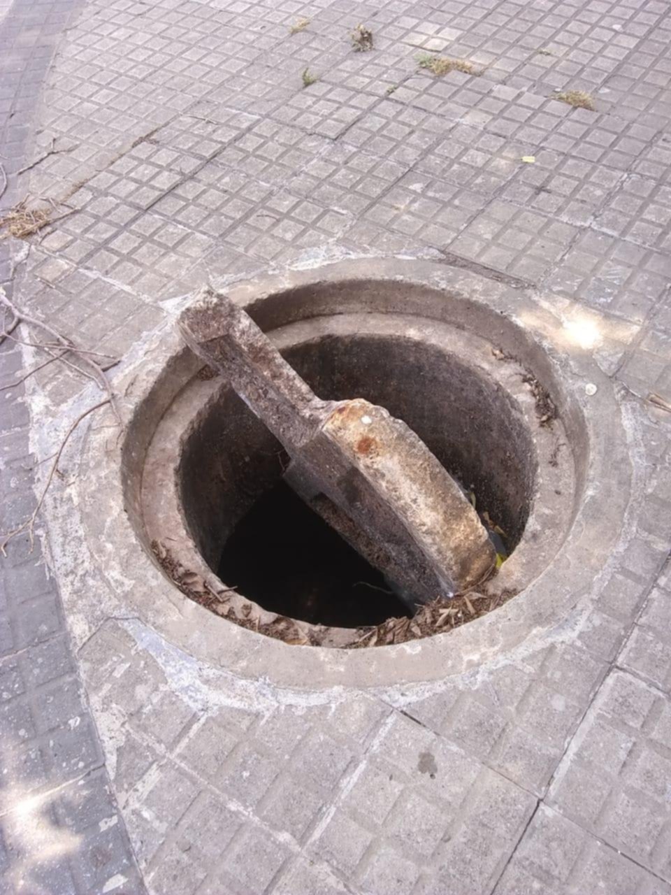 Temor por un profundo pozo en 74 esquina 3