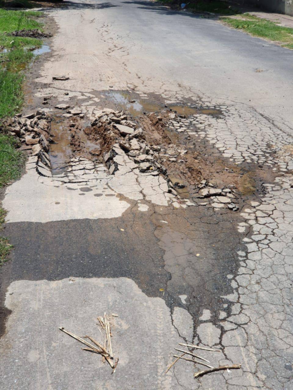 Una filtración destrozó el asfalto en 498 entre 10 y 11