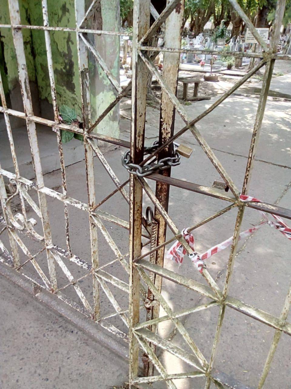 Volvieron a reclamar por los portones del Cementerio