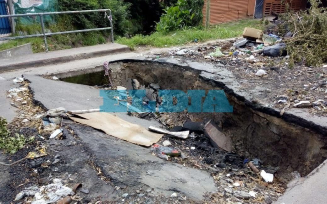 ¡Cuidado! Se derrumbó un puente en transitada calle de Los Hornos