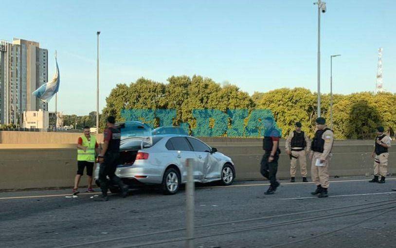 Un auto perdió el control y chocó en la Autopista