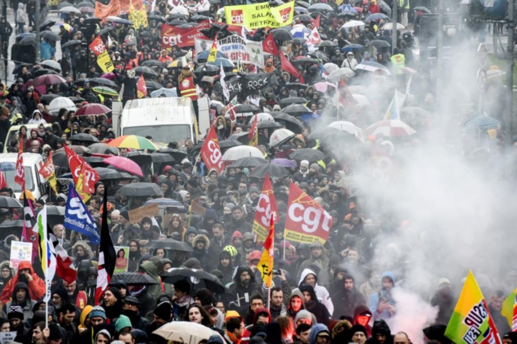 Otra masiva manifestación en las calles de Francia contra la reforma jubilatoria