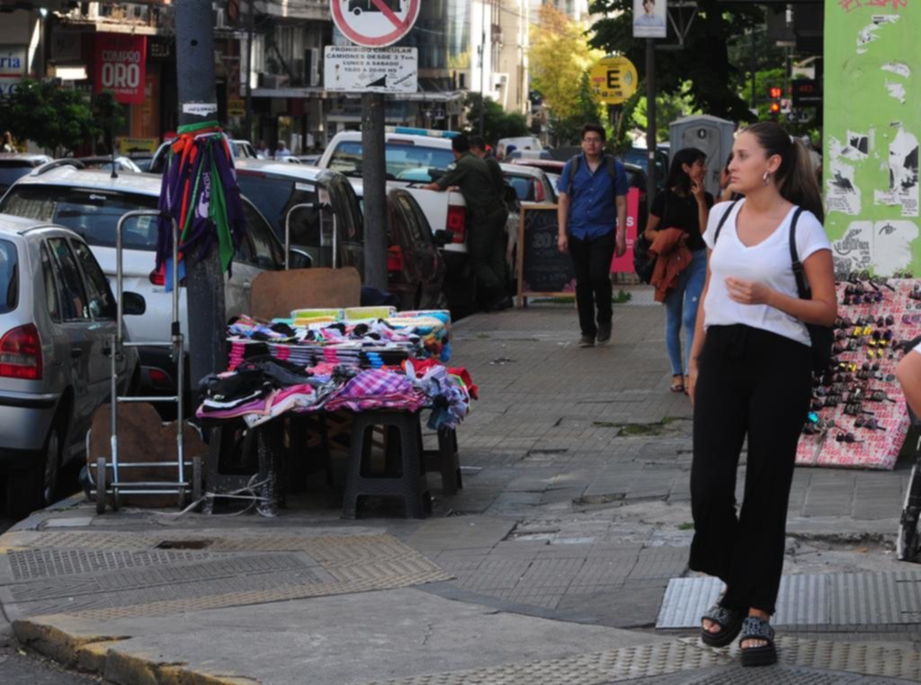 La venta ilegal copa los sitios de veraneo, pero no se marcha de las calles platenses