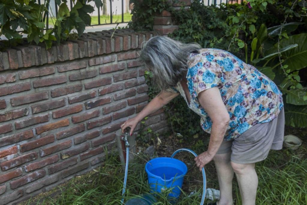 Entre el derroche y las canillas secas, el servicio de agua sigue en el banquillo