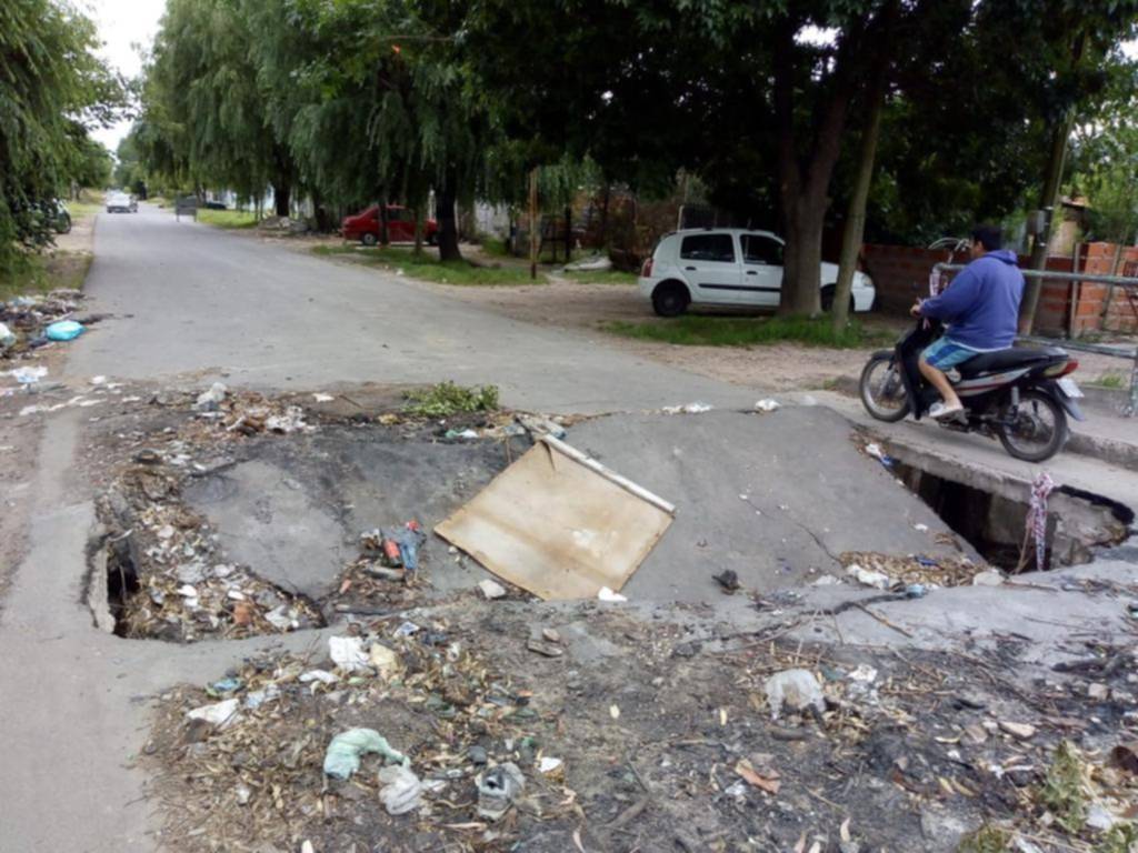 Se vino a pique un puente sobre el Arroyo Pérez: los vecinos se cansaron de pedir por su arreglo