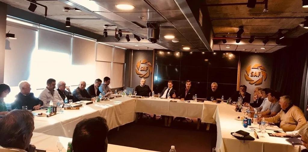 La Superliga define si mantiene o atrasa el reinicio del fútbol