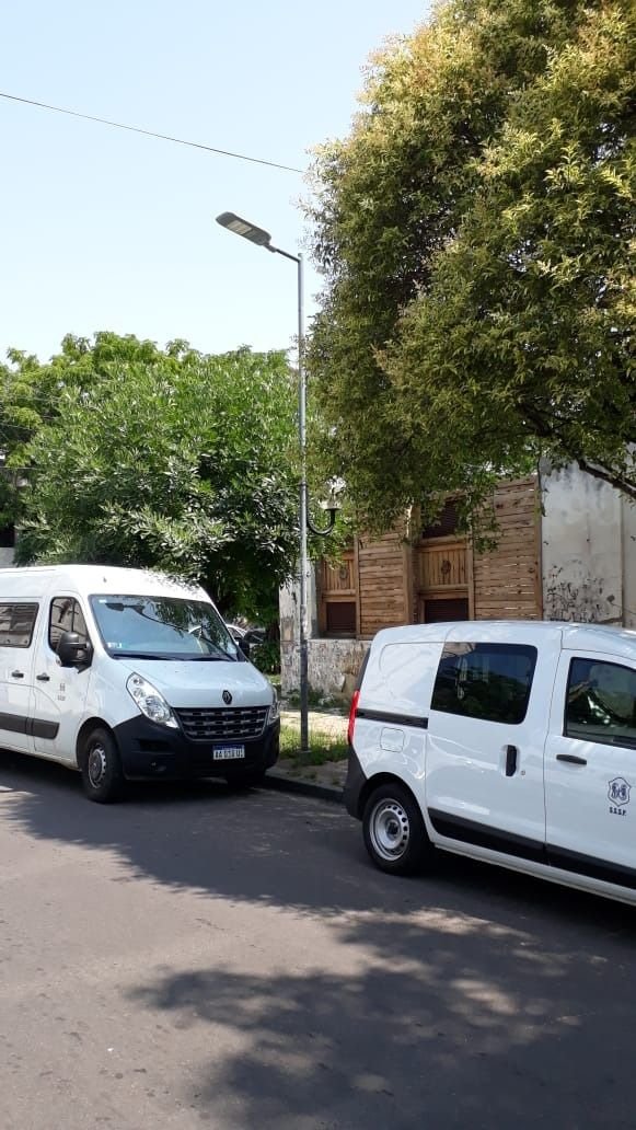Una columna de alumbrado vandalizada, con cables sueltos y "muy peligrosa"