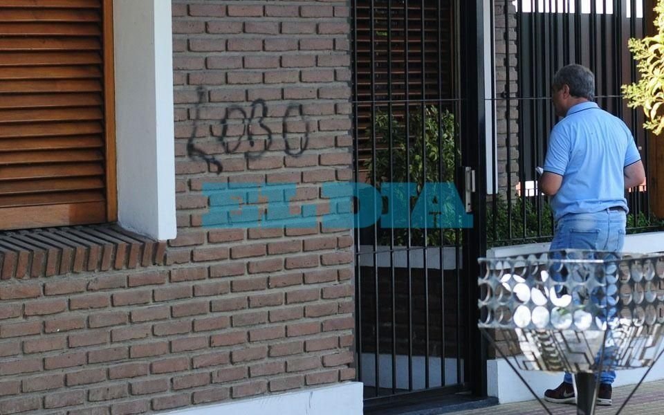 Vestidos de policías y armados, robaron en la casa de un empresario platense en La Loma