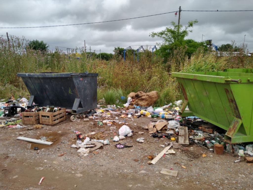 Contenedores desbordados y suciedad en 72 y 185