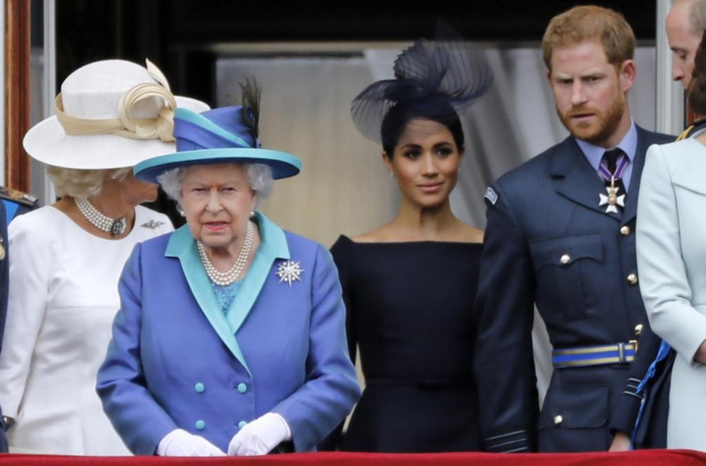 En medio del escándalo, piden un referéndum para decidir el futuro de la monarquía británica