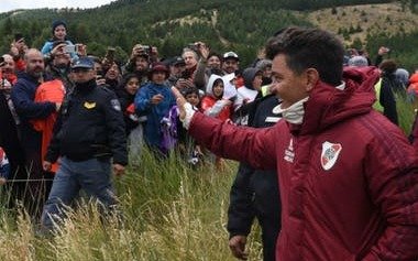VIDEO: El regalo que les hizo Gallardo a los 500 hinchas que fueron a ver la práctica de River