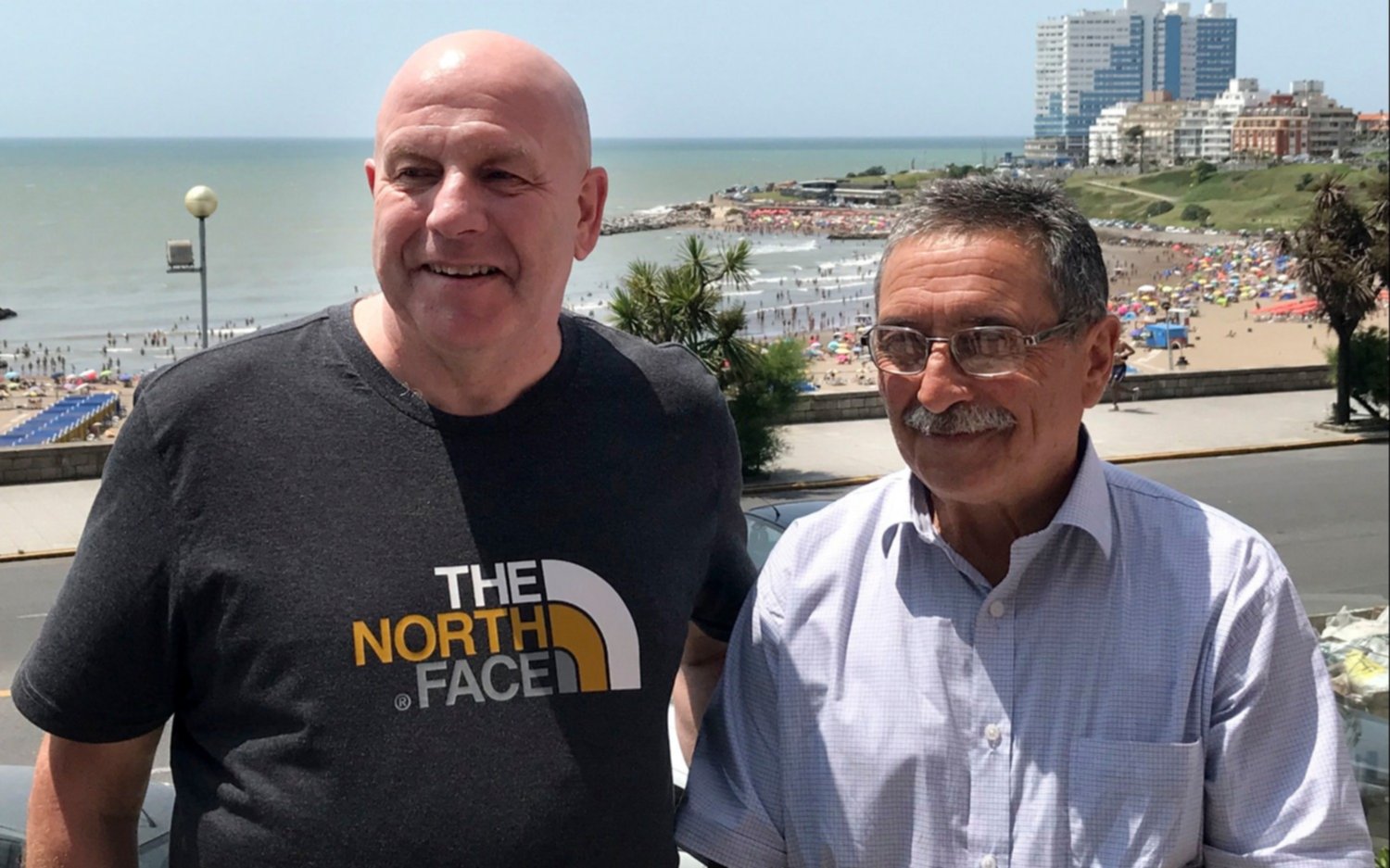 Un ex soldado británico y un aviador argentino, en un emotivo encuentro frente al mar