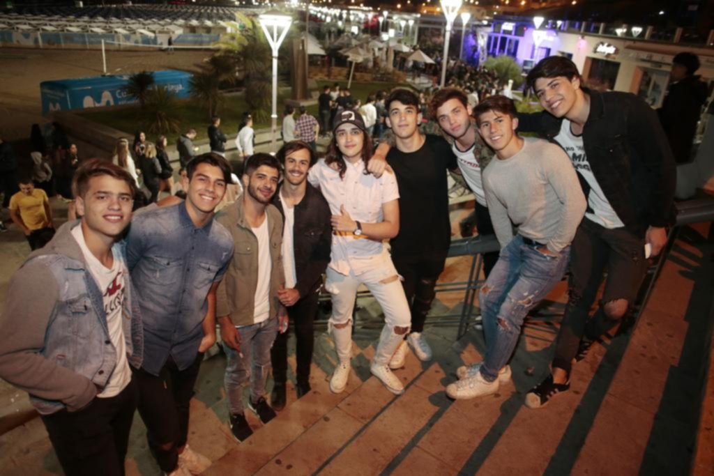 Las noches en Playa Grande, entre fiestas, buena onda, “viajeros” y las polémicas