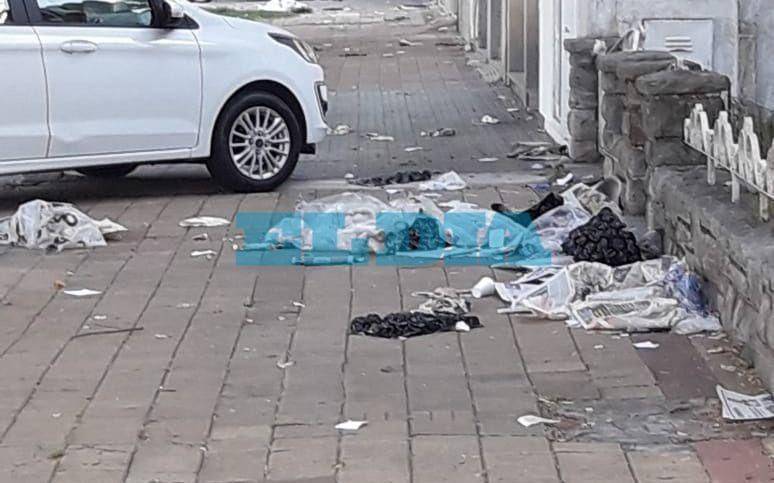 Hartazgo de los vecinos por la basura tras la feria de avenida 38