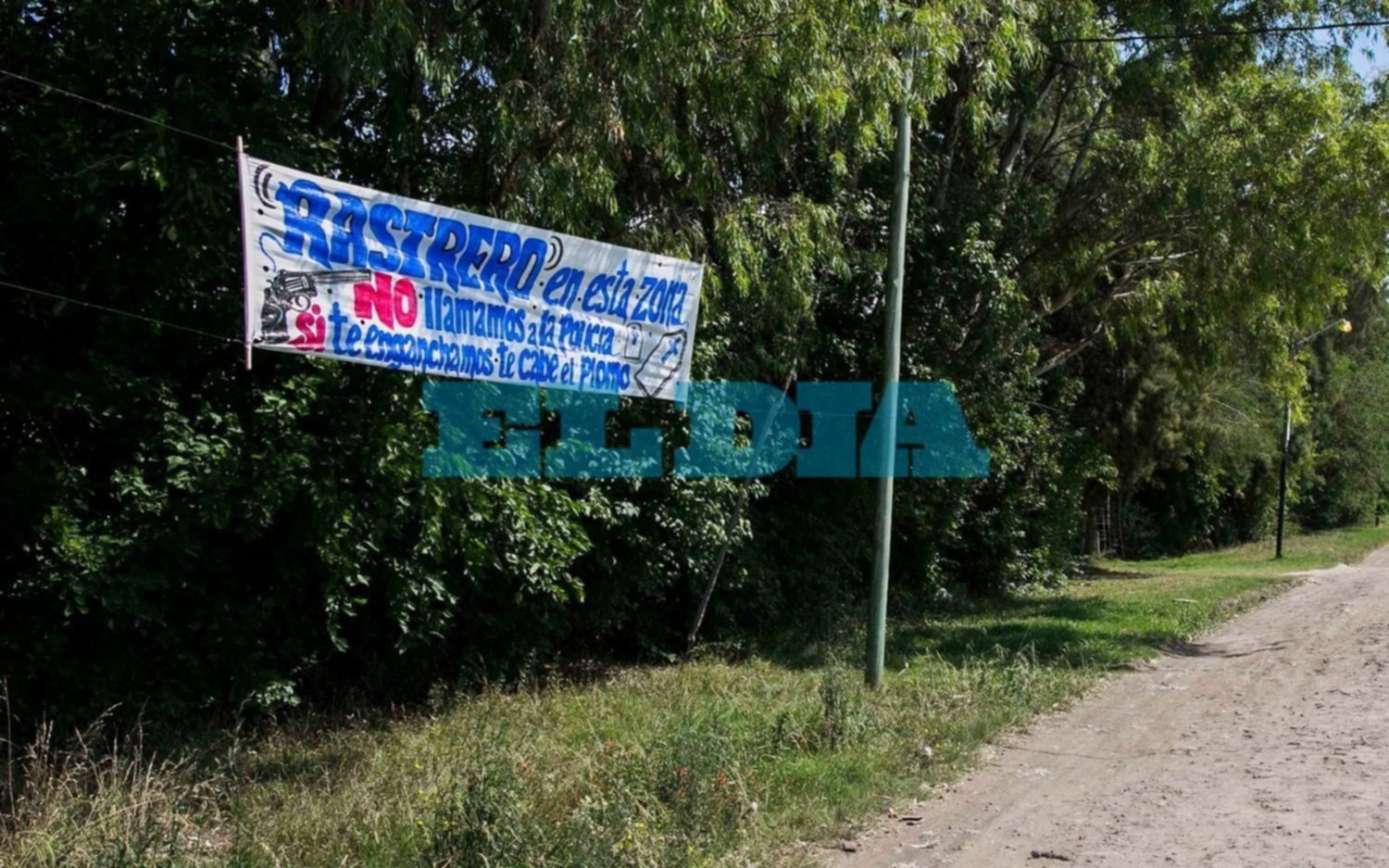 En un barrio de La Plata ya colgaron el pasacalle que pretende disuadir a los delincuentes