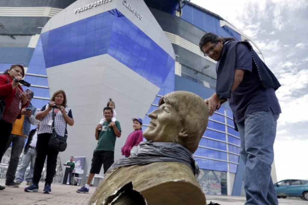 Remueven a martillazos un busto de Morales y lo retiran de un polideportivo