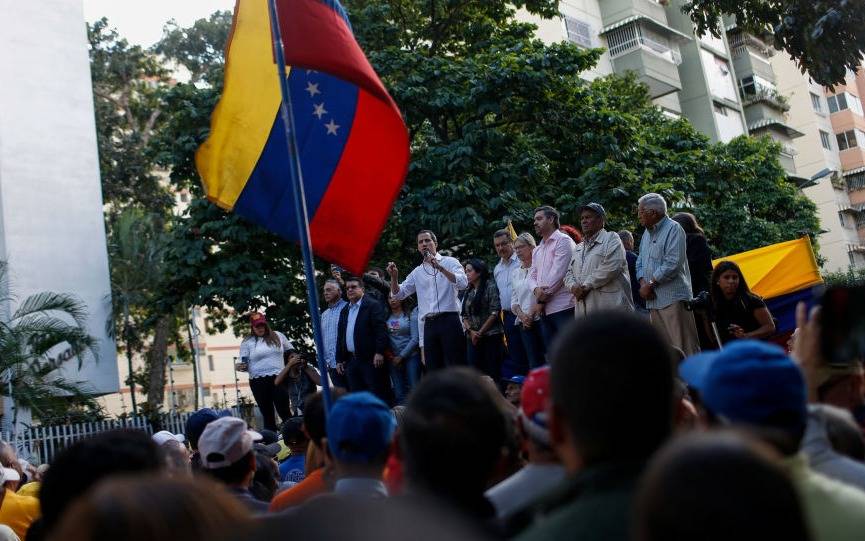 Venezuela: balearon a diputados opositores y la mayoría sesionó fuera de la sede del parlamento