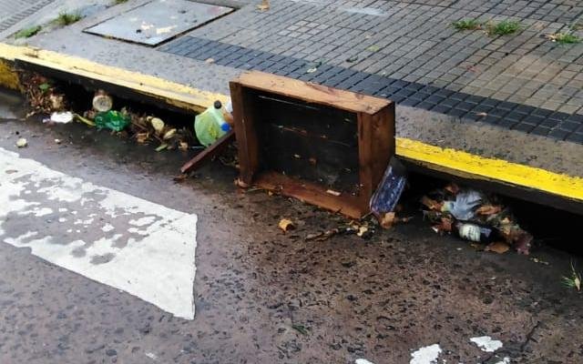 Quejas por bocas de tormenta obstruidas