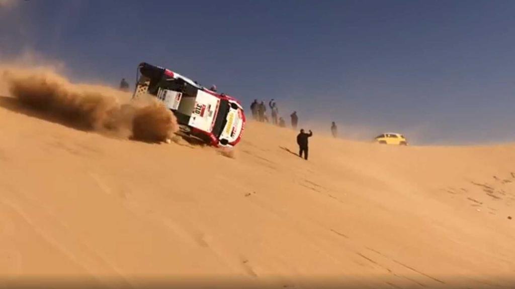 Fernando Alonso volvió a ser noticia en el Dakar, pero esta vez por un espectacular vuelco