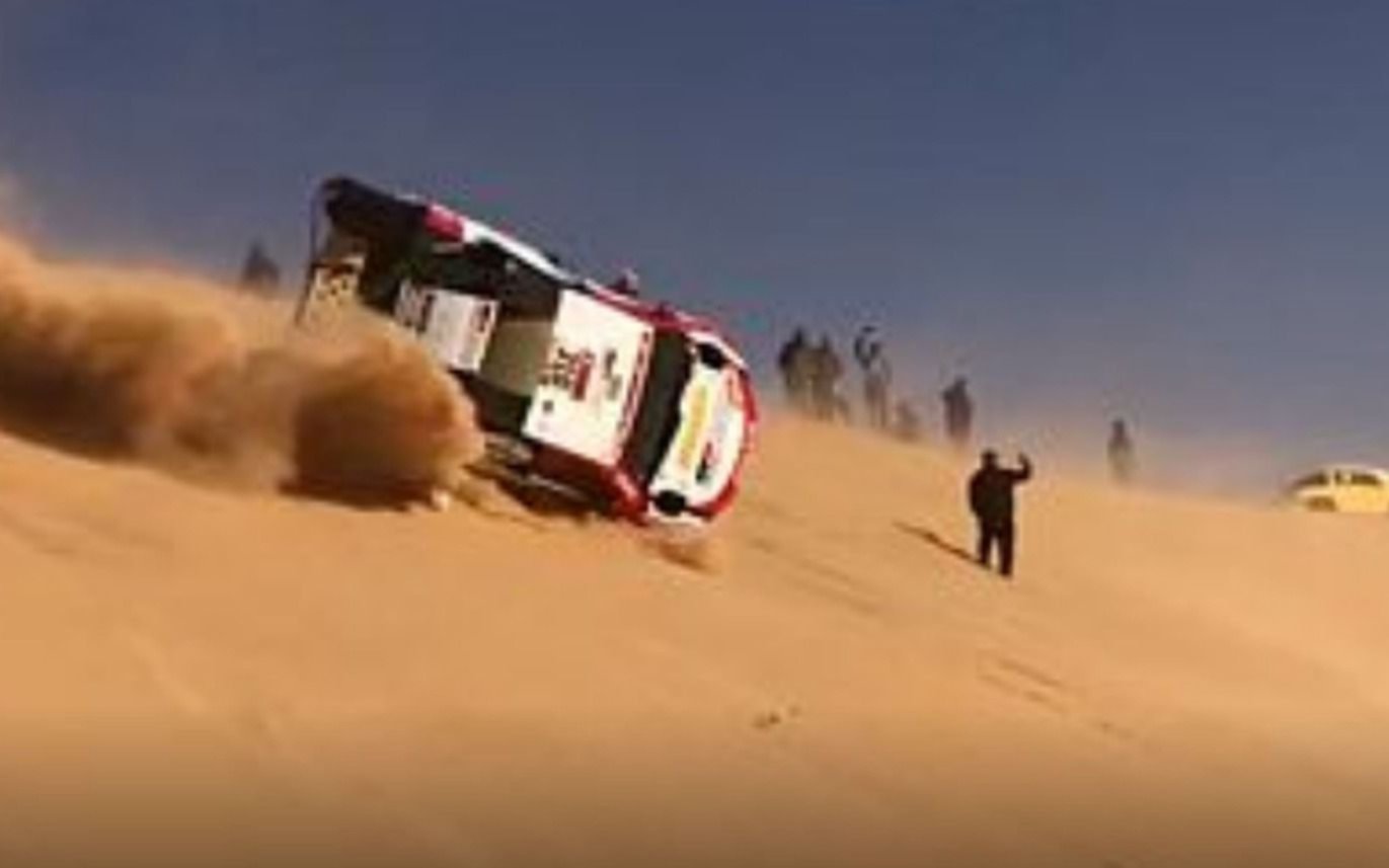 VIDEO.- Espectacular vuelco en el Dakar: dio varios giros y siguió compitiendo