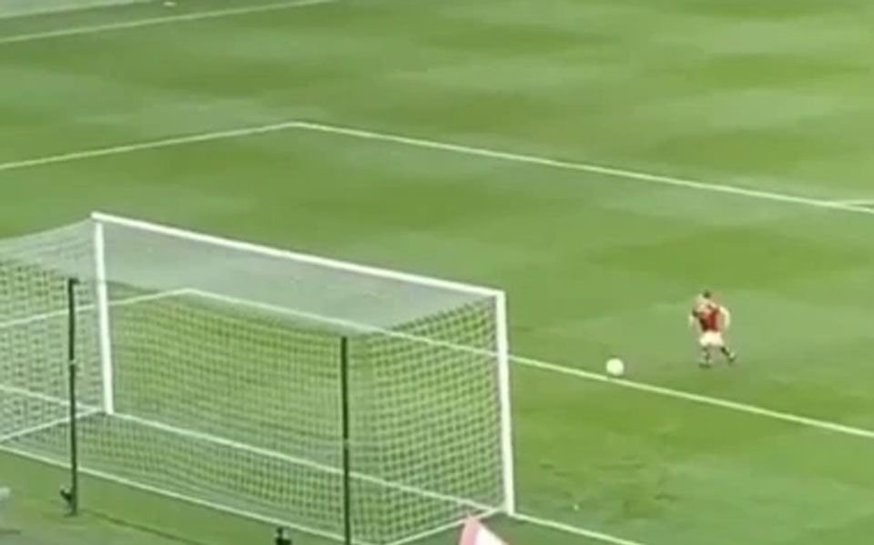 Un nenito se escapó con la pelota y metió un gol antes de un partido en Inglaterra