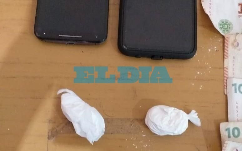 Llevaban 20 gramos de cocaína y fueron interceptados por la policía en Villa Elvira: presos